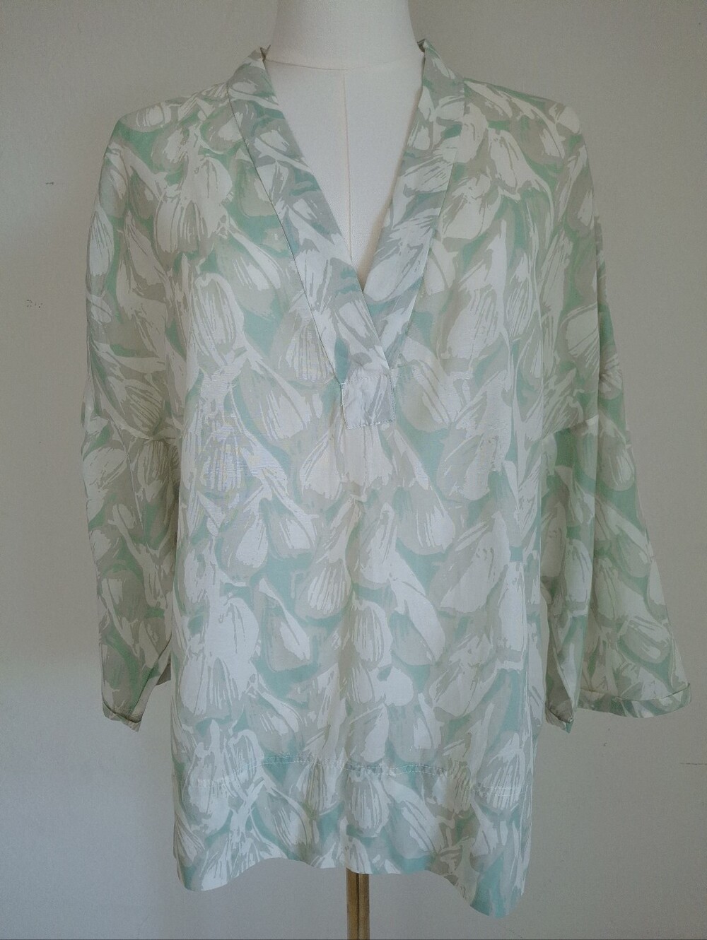 NWT Gap Boxy Lightweight Brushstroke V-neck 3/4 Sleeve Top